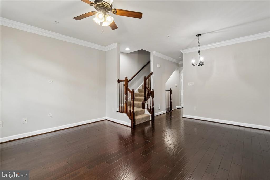 7209 SILVER THORN WAY