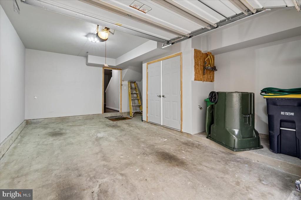 7209 SILVER THORN WAY