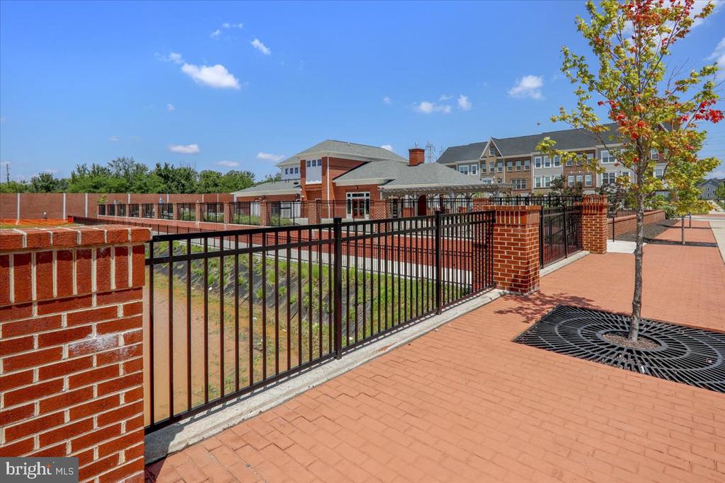7209 SILVER THORN WAY