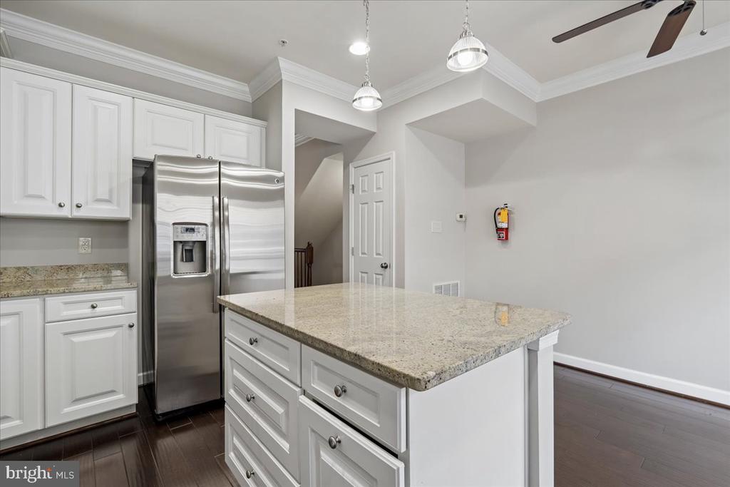 7209 SILVER THORN WAY