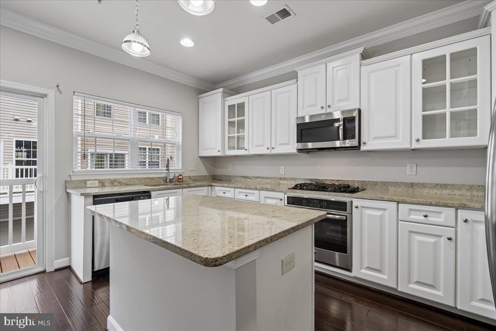7209 SILVER THORN WAY