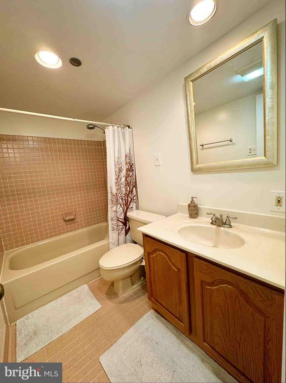 1301 N COURTHOUSE ROAD Unit: 1212