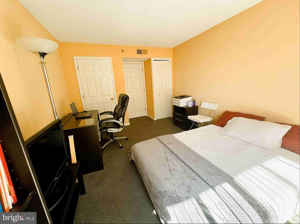1301 N COURTHOUSE ROAD Unit: 1212