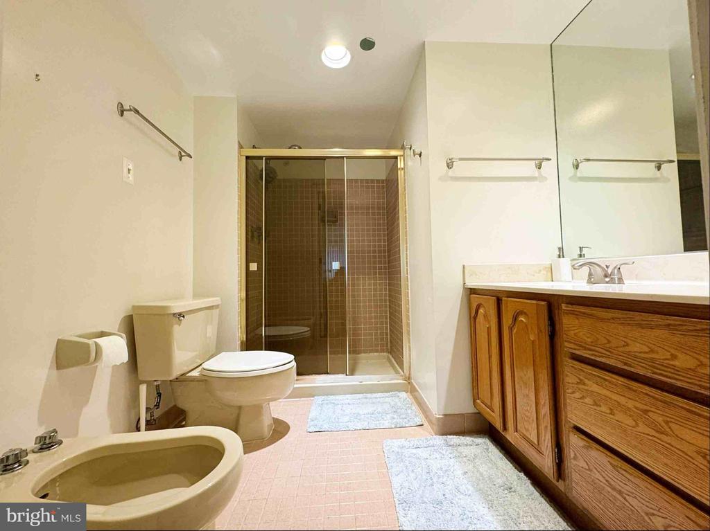 1301 N COURTHOUSE ROAD Unit: 1212