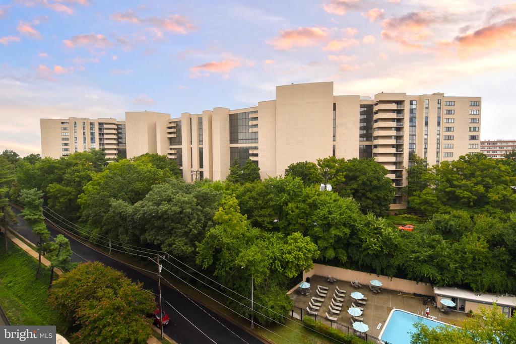 1300 ARMY NAVY DRIVE Unit: 1016