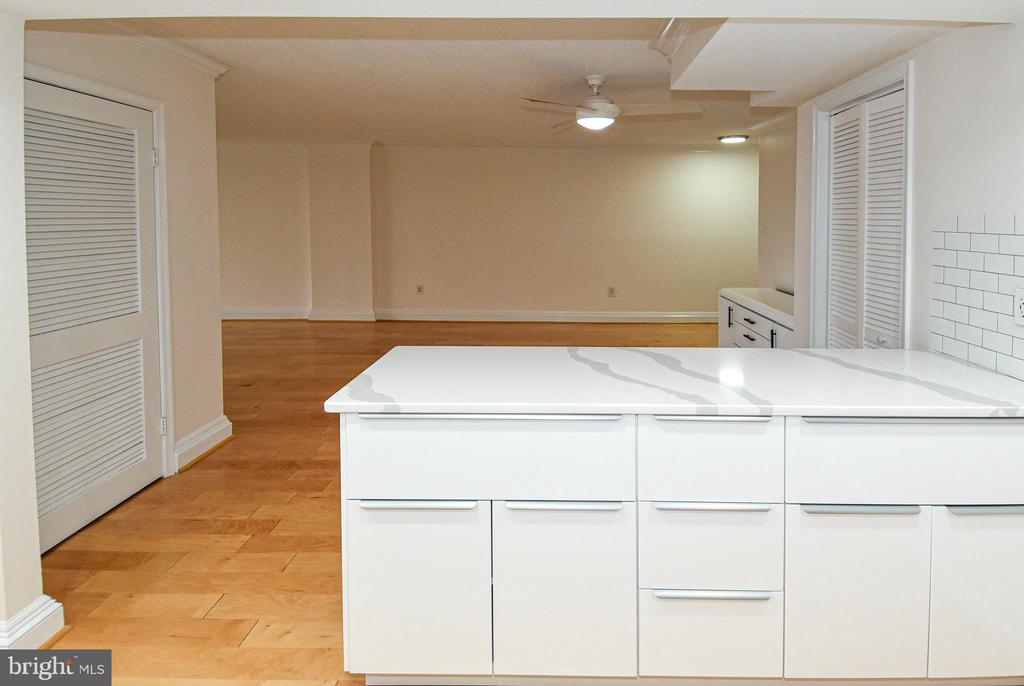 1300 ARMY NAVY DRIVE Unit: 1016