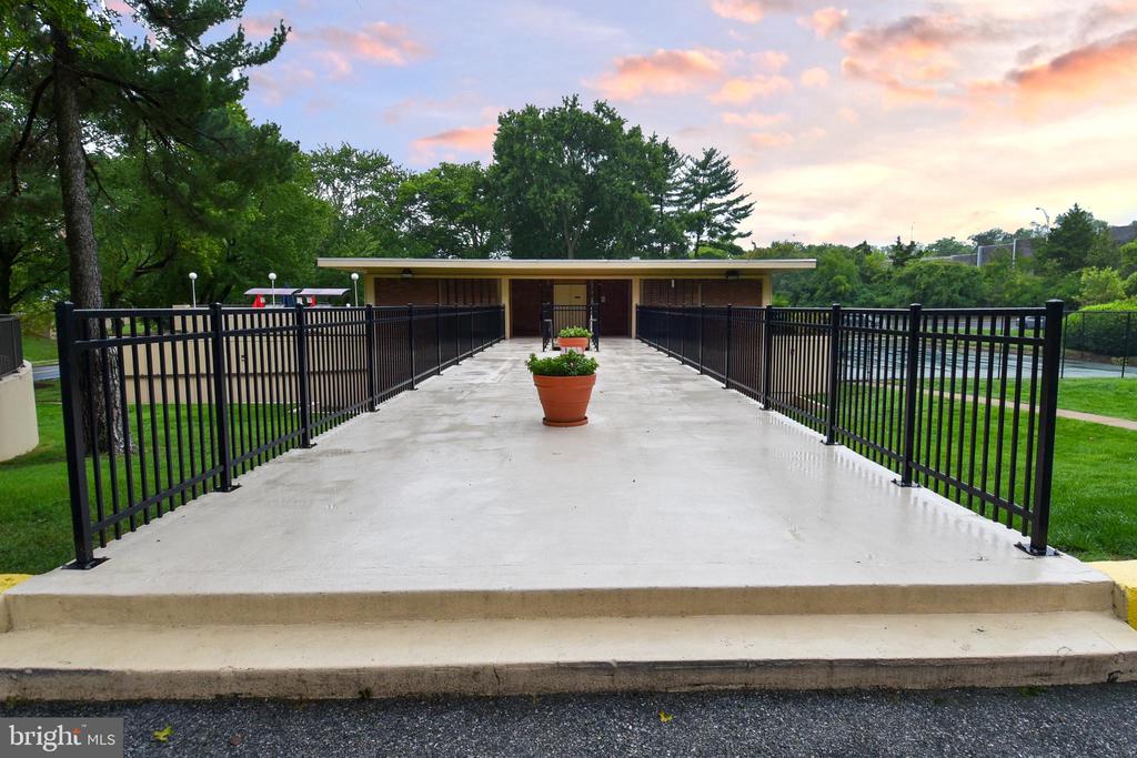 1300 ARMY NAVY DRIVE Unit: 1016