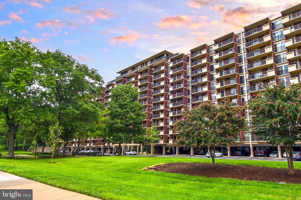1300 ARMY NAVY DRIVE Unit: 1016