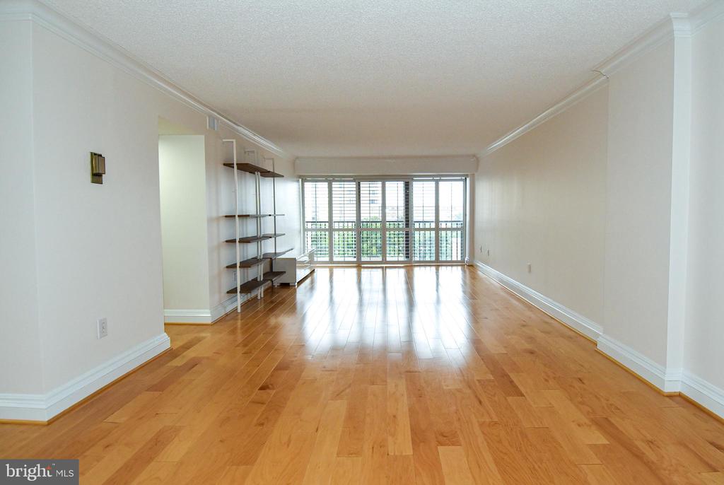 1300 ARMY NAVY DRIVE Unit: 1016