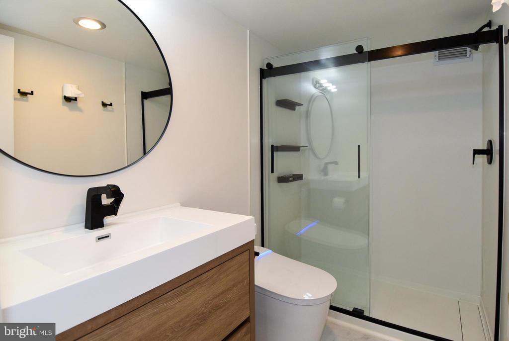 1300 ARMY NAVY DRIVE Unit: 1016