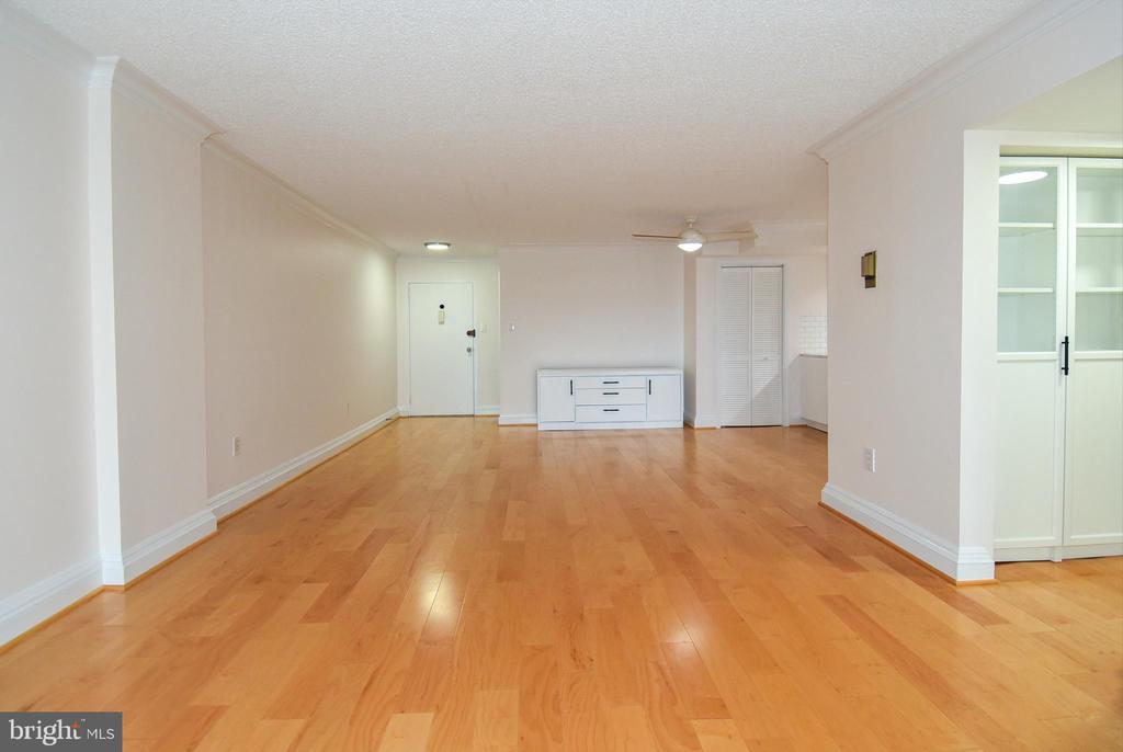 1300 ARMY NAVY DRIVE Unit: 1016