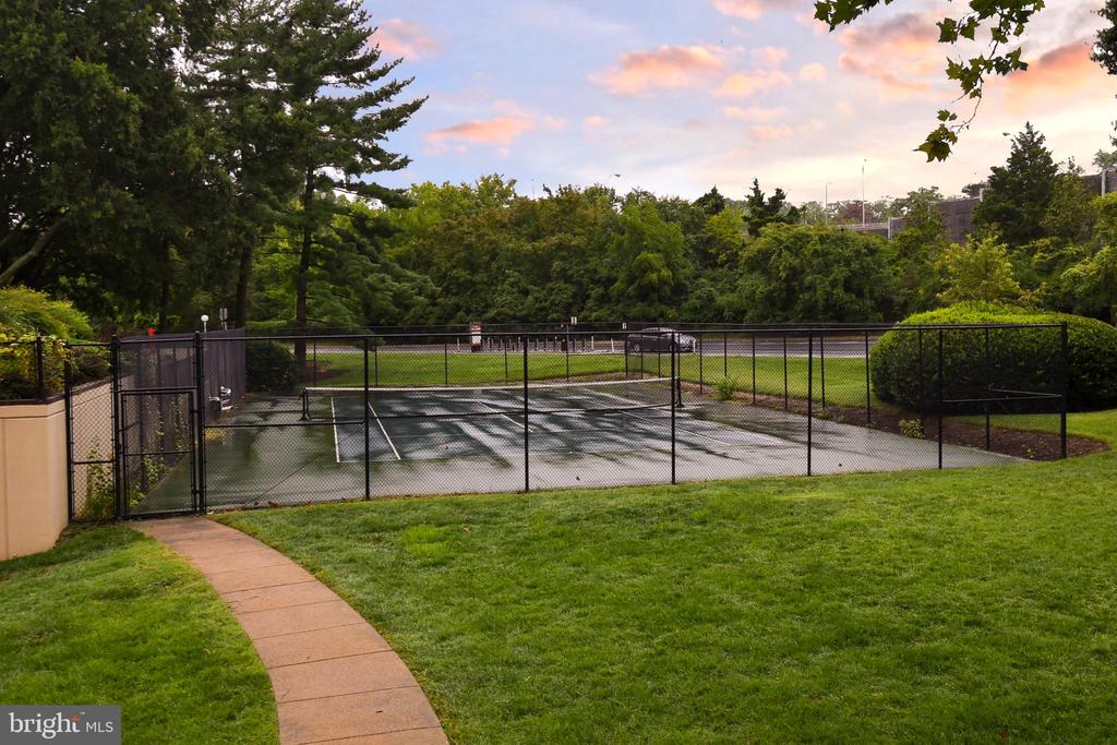 1300 ARMY NAVY DRIVE Unit: 1016