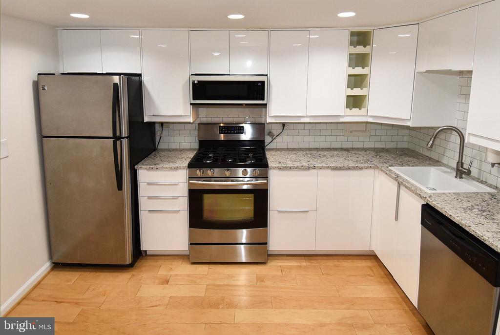 1300 ARMY NAVY DRIVE Unit: 1016