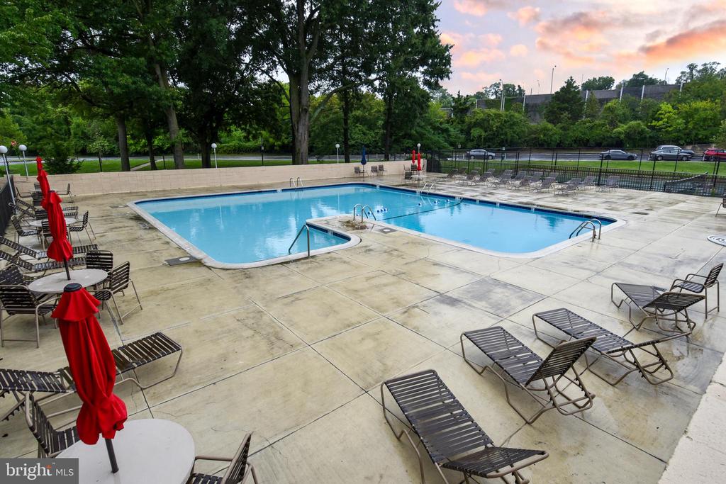 1300 ARMY NAVY DRIVE Unit: 1016