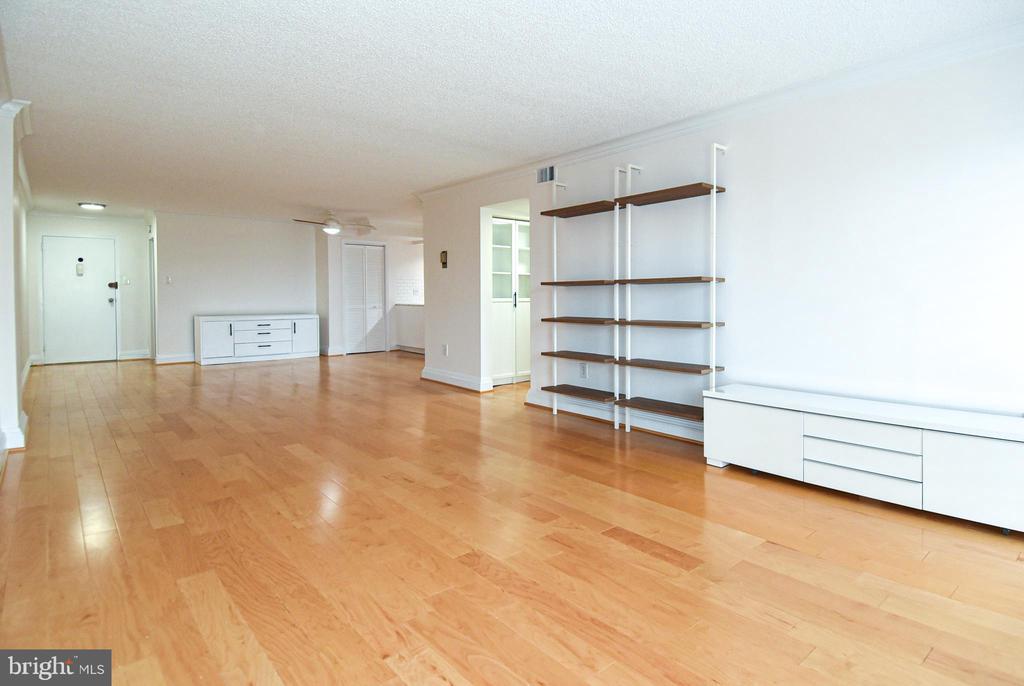 1300 ARMY NAVY DRIVE Unit: 1016