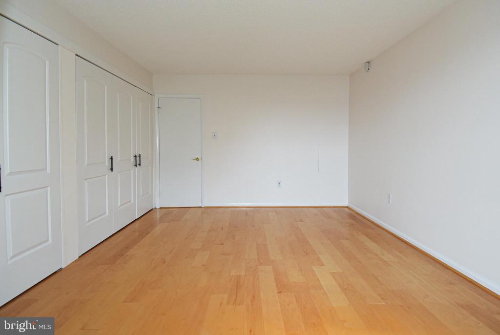 1300 ARMY NAVY DRIVE Unit: 1016