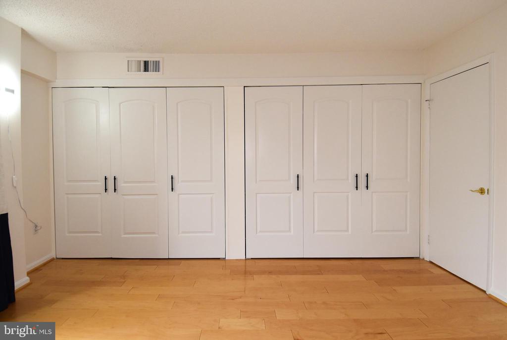1300 ARMY NAVY DRIVE Unit: 1016