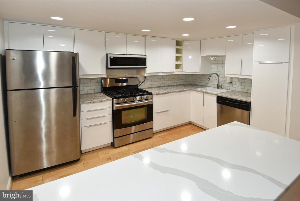 1300 ARMY NAVY DRIVE Unit: 1016