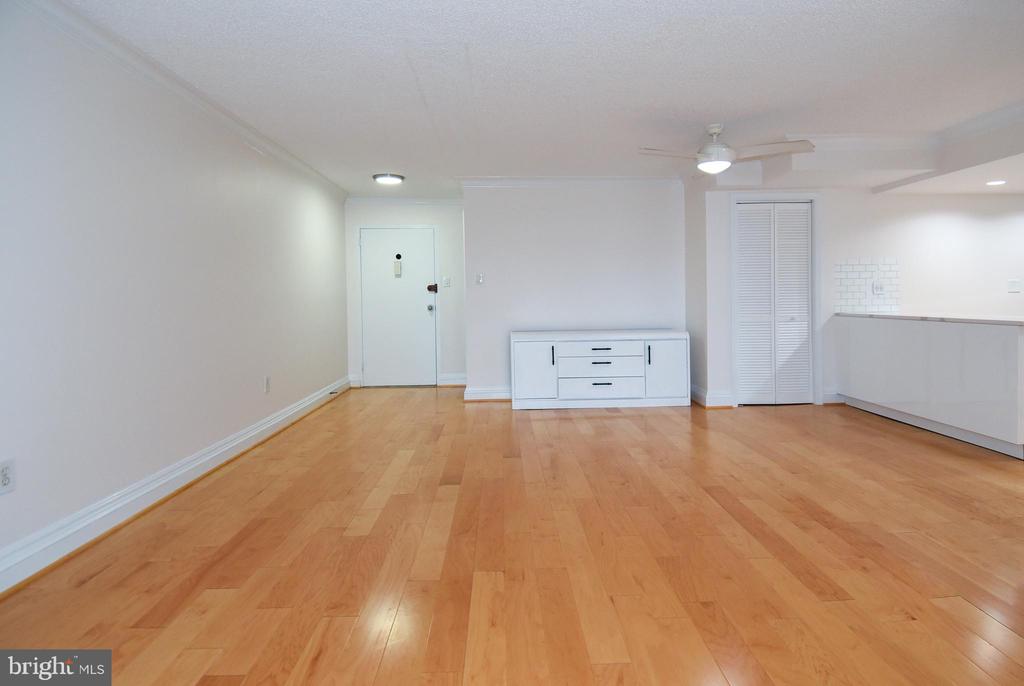 1300 ARMY NAVY DRIVE Unit: 1016