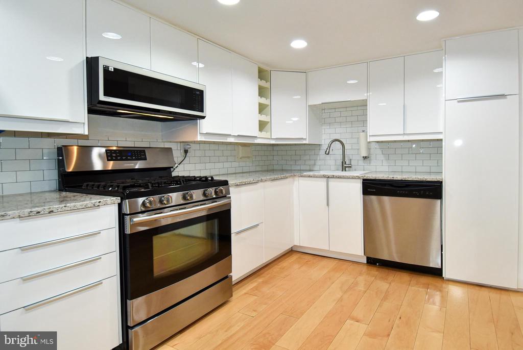 1300 ARMY NAVY DRIVE Unit: 1016