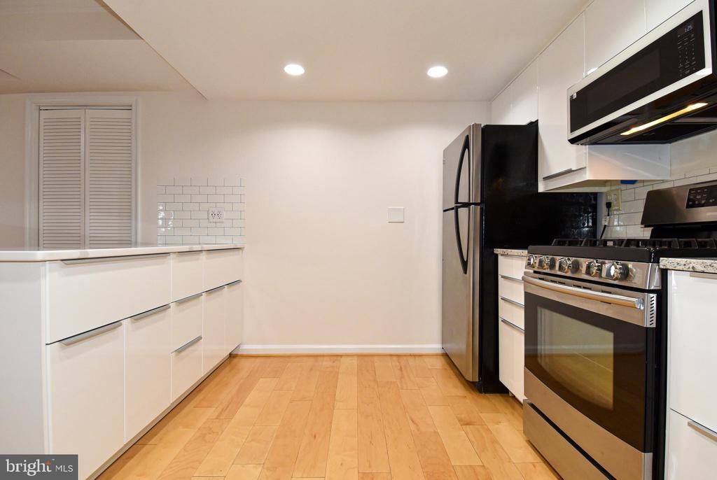 1300 ARMY NAVY DRIVE Unit: 1016