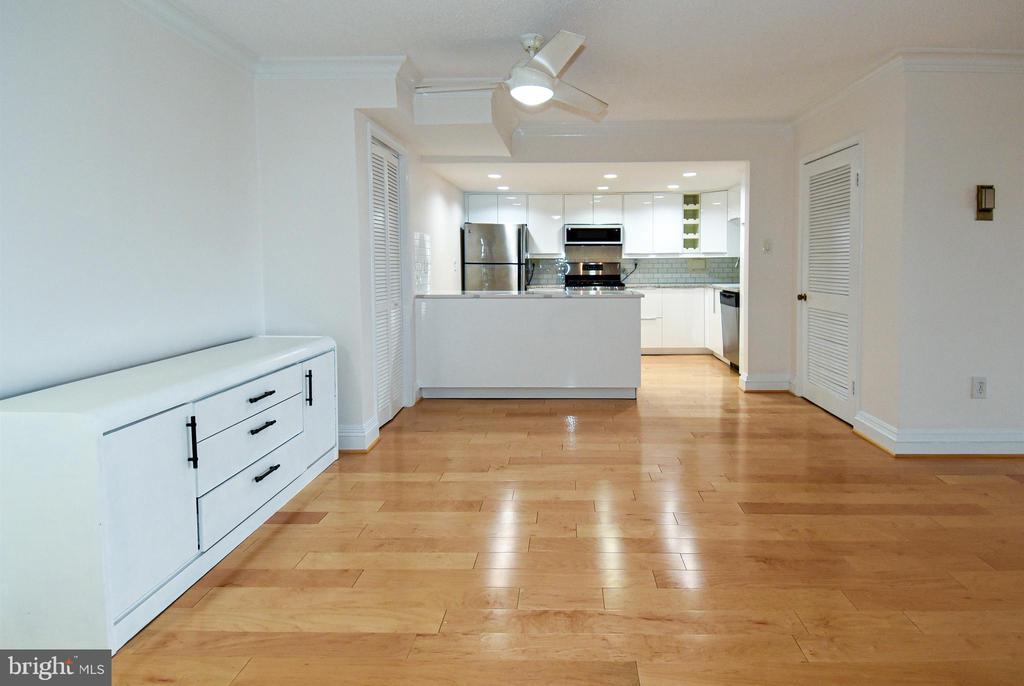 1300 ARMY NAVY DRIVE Unit: 1016