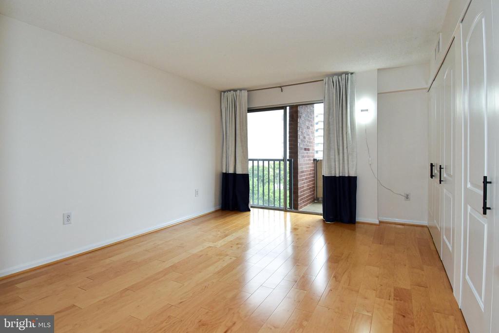 1300 ARMY NAVY DRIVE Unit: 1016