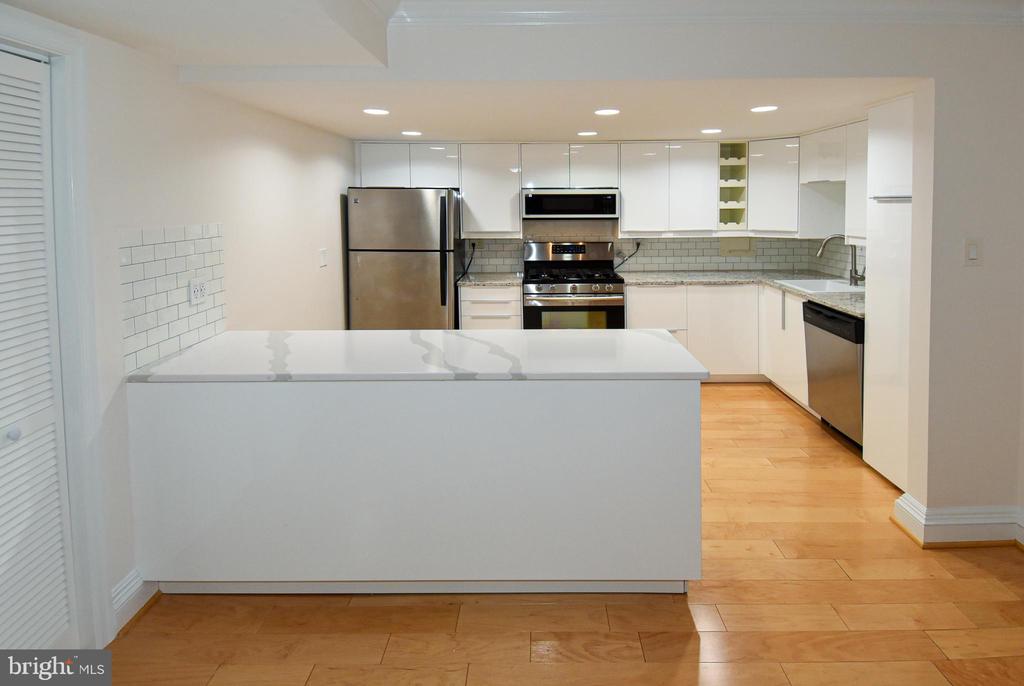 1300 ARMY NAVY DRIVE Unit: 1016