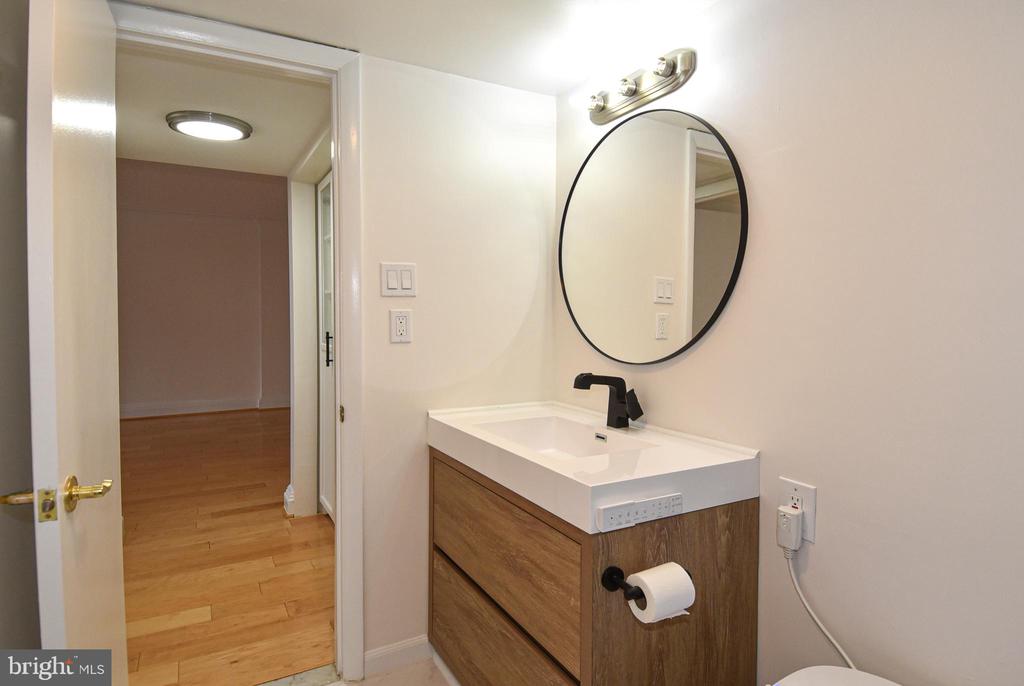 1300 ARMY NAVY DRIVE Unit: 1016