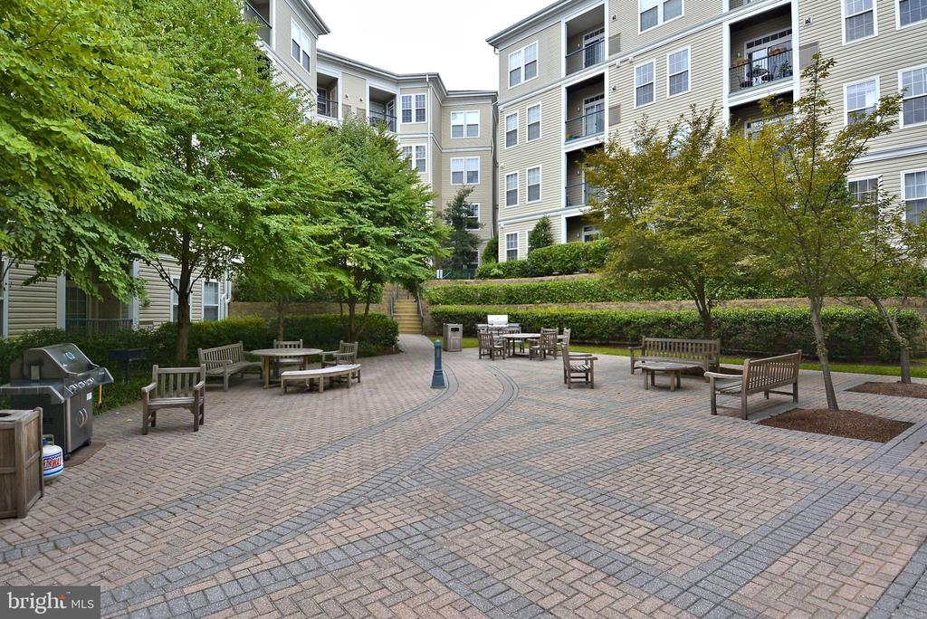2055 26TH STREET S Unit: 5-B02