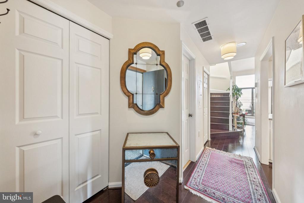 1301 N COURTHOUSE ROAD N Unit: 1810