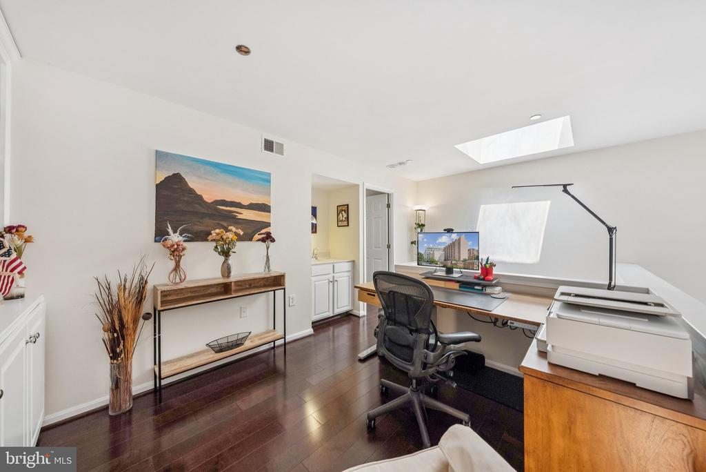 1301 N COURTHOUSE ROAD N Unit: 1810