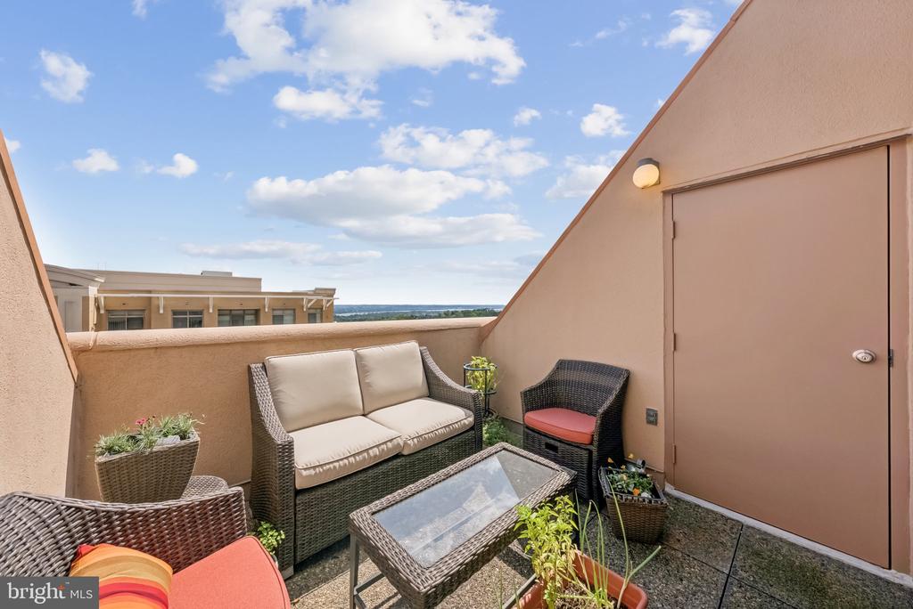 1301 N COURTHOUSE ROAD N Unit: 1810