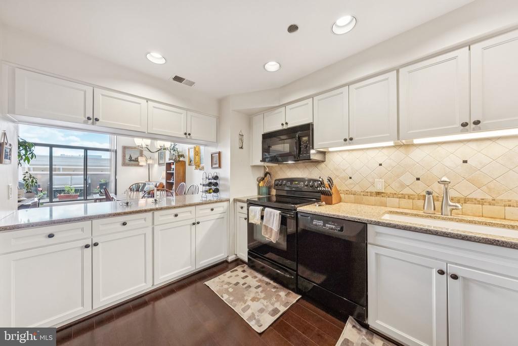 1301 N COURTHOUSE ROAD N Unit: 1810