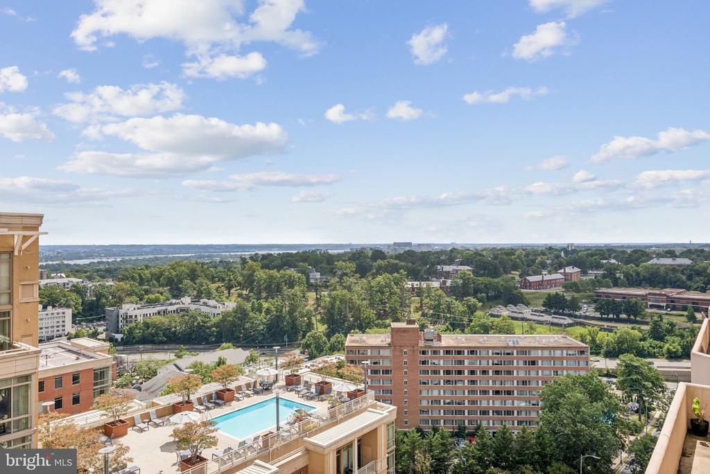 1301 N COURTHOUSE ROAD N Unit: 1810