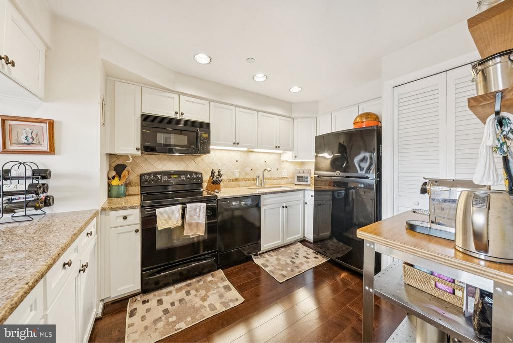 1301 N COURTHOUSE ROAD N Unit: 1810