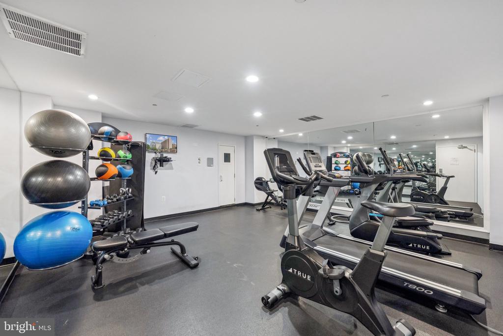 1301 N COURTHOUSE ROAD N Unit: 1810