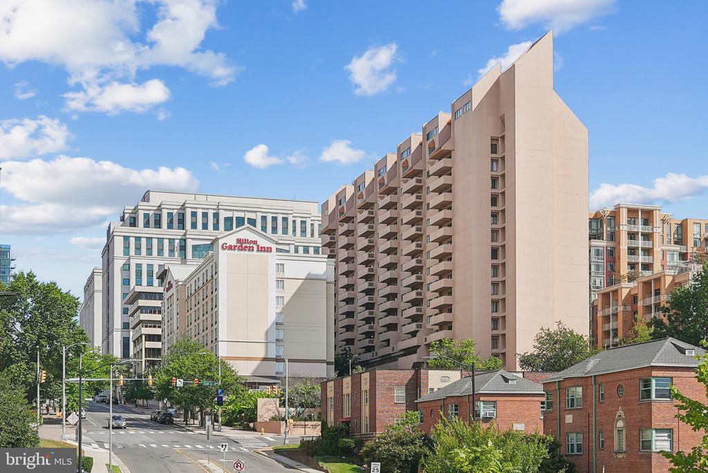 1301 N COURTHOUSE ROAD N Unit: 1810