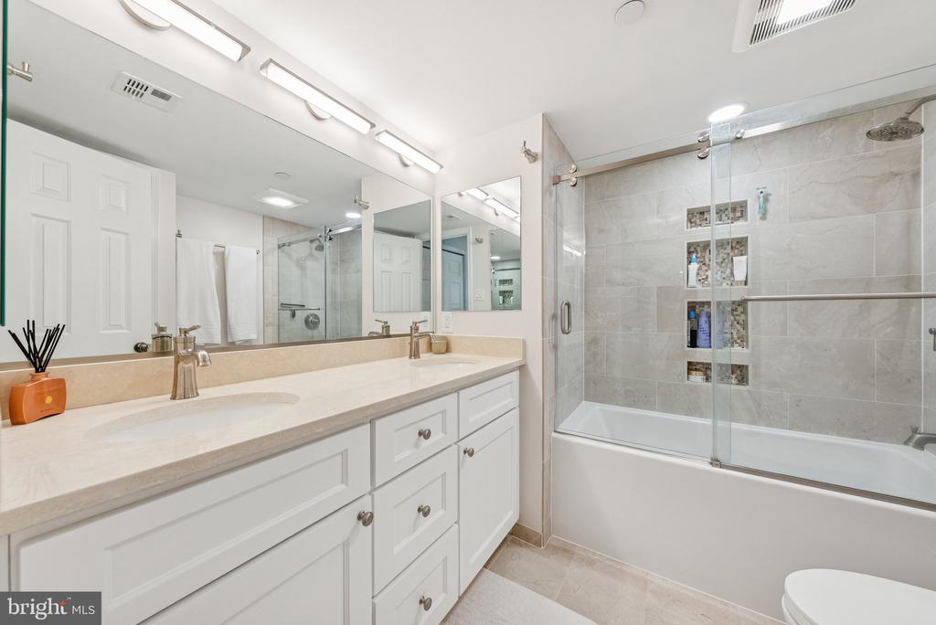 1301 N COURTHOUSE ROAD N Unit: 1810