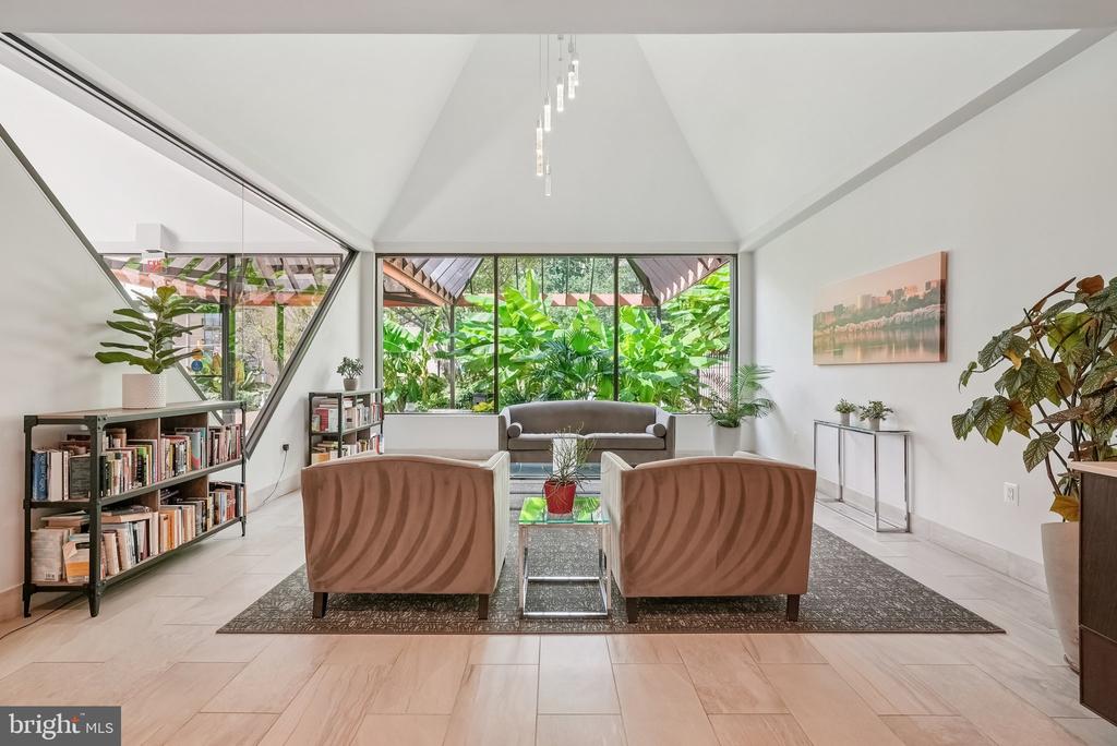 1301 N COURTHOUSE ROAD N Unit: 1810