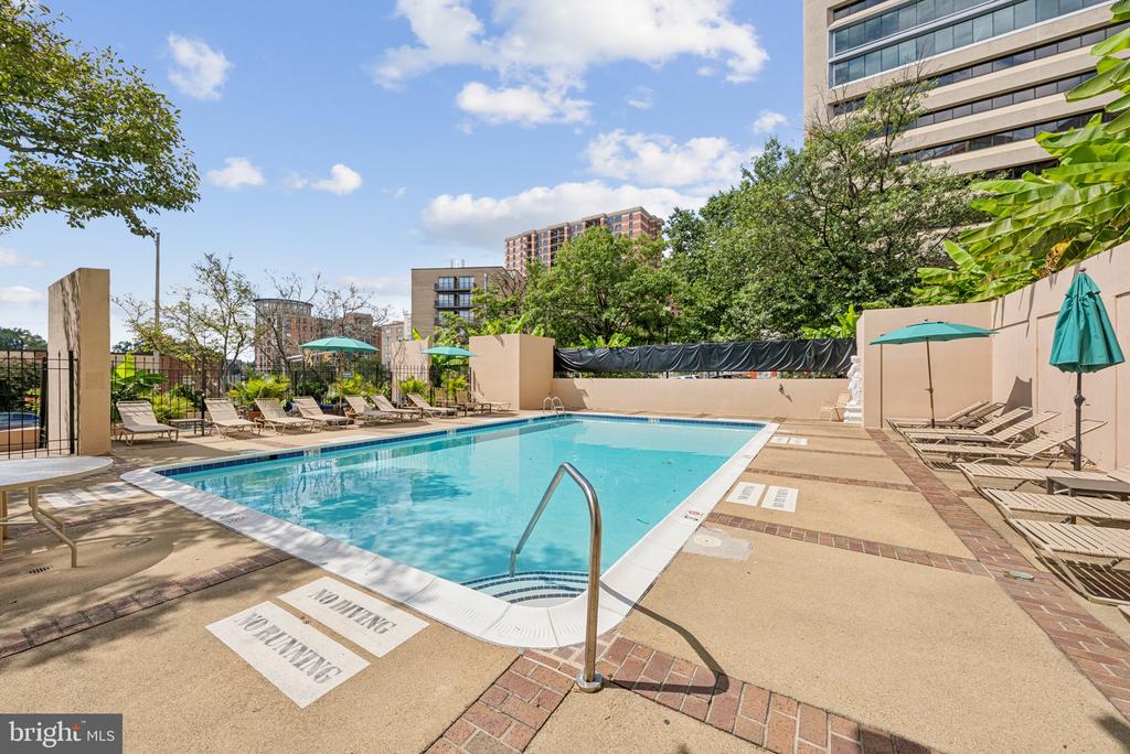 1301 N COURTHOUSE ROAD N Unit: 1810