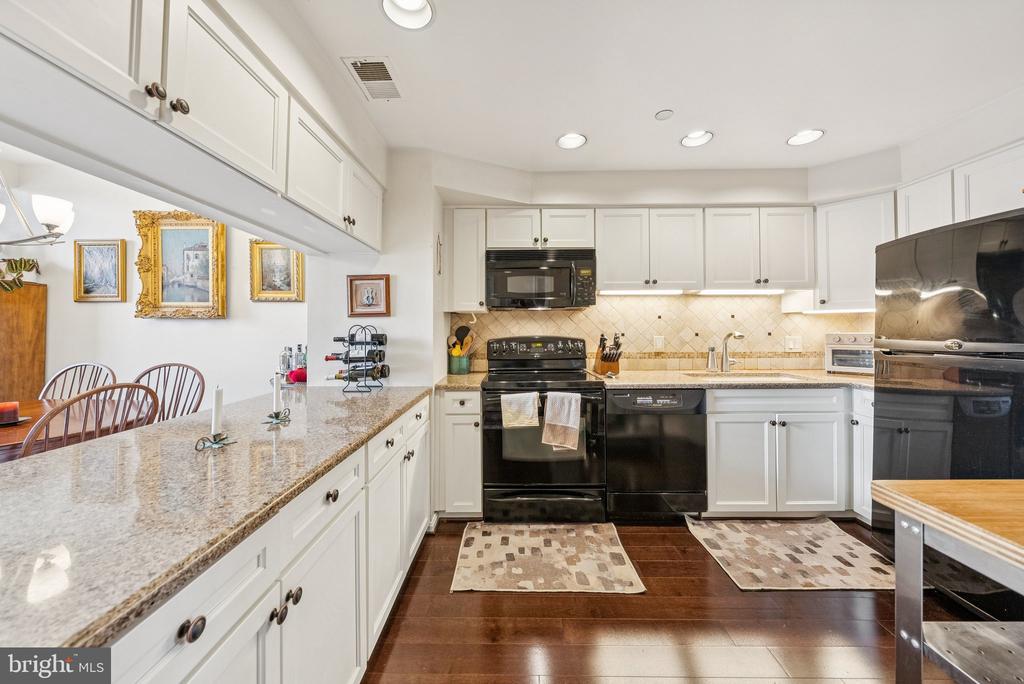 1301 N COURTHOUSE ROAD N Unit: 1810