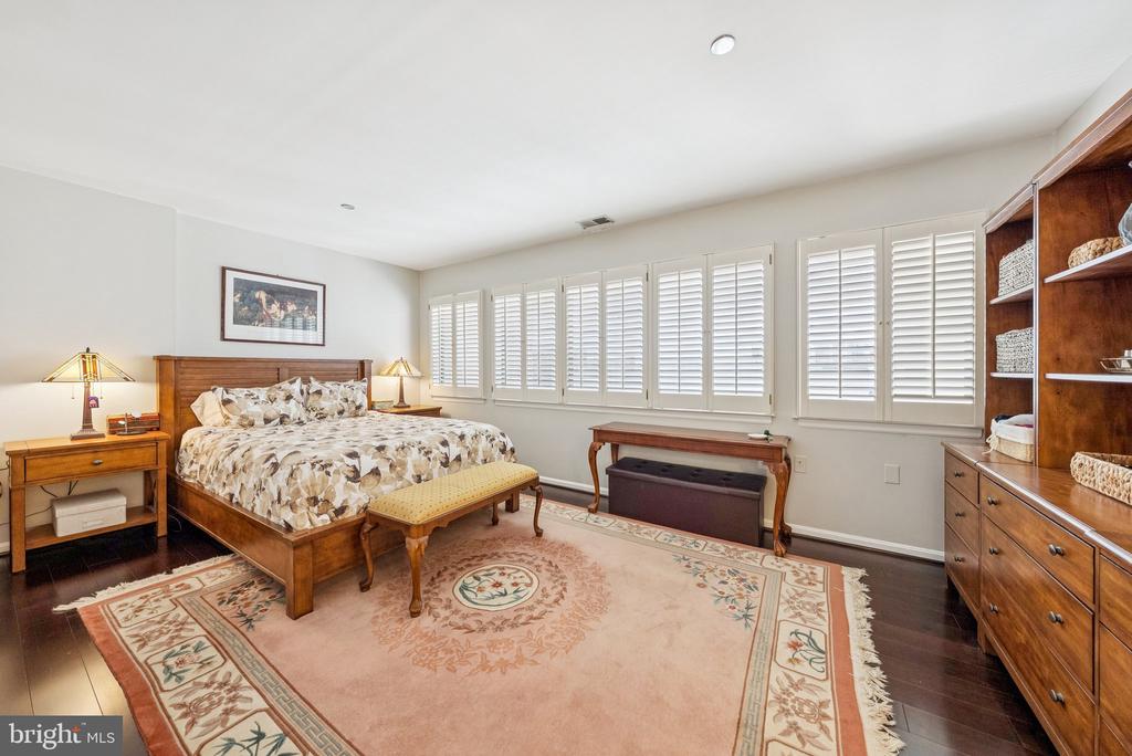 1301 N COURTHOUSE ROAD N Unit: 1810
