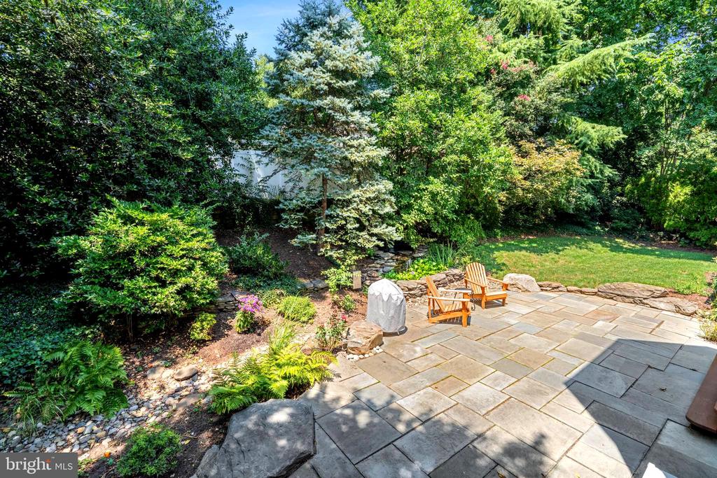 1261 DARTMOUTH COURT