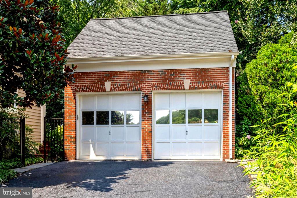 1261 DARTMOUTH COURT
