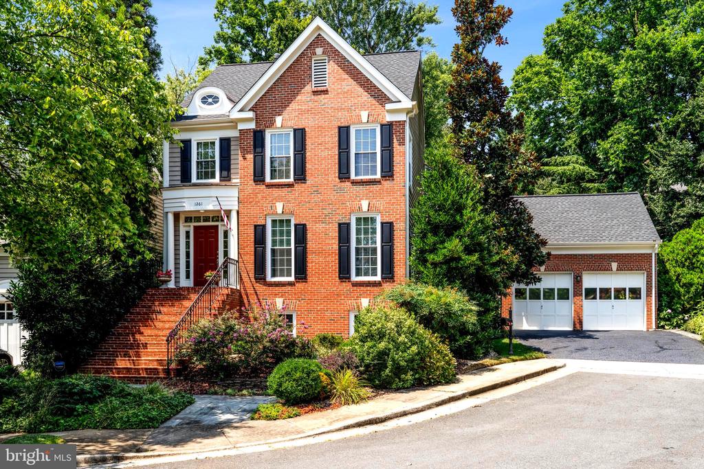 1261 DARTMOUTH COURT