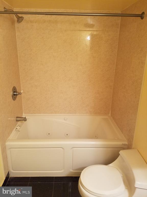 134 ROBERTS LANE Unit: 402