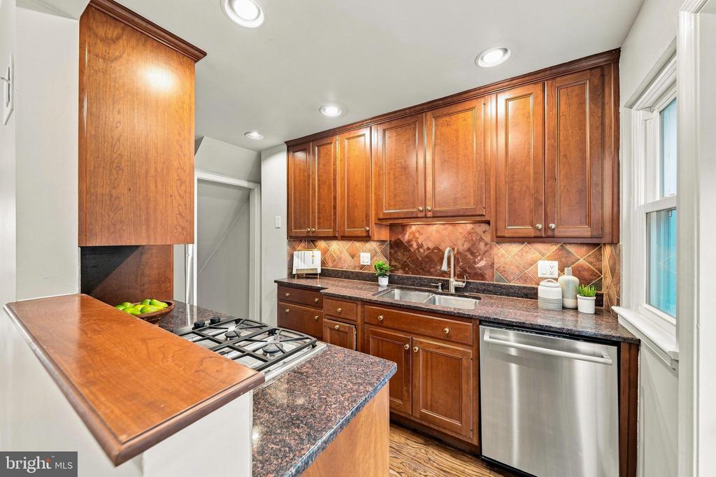 8 E MASONIC VIEW AVENUE