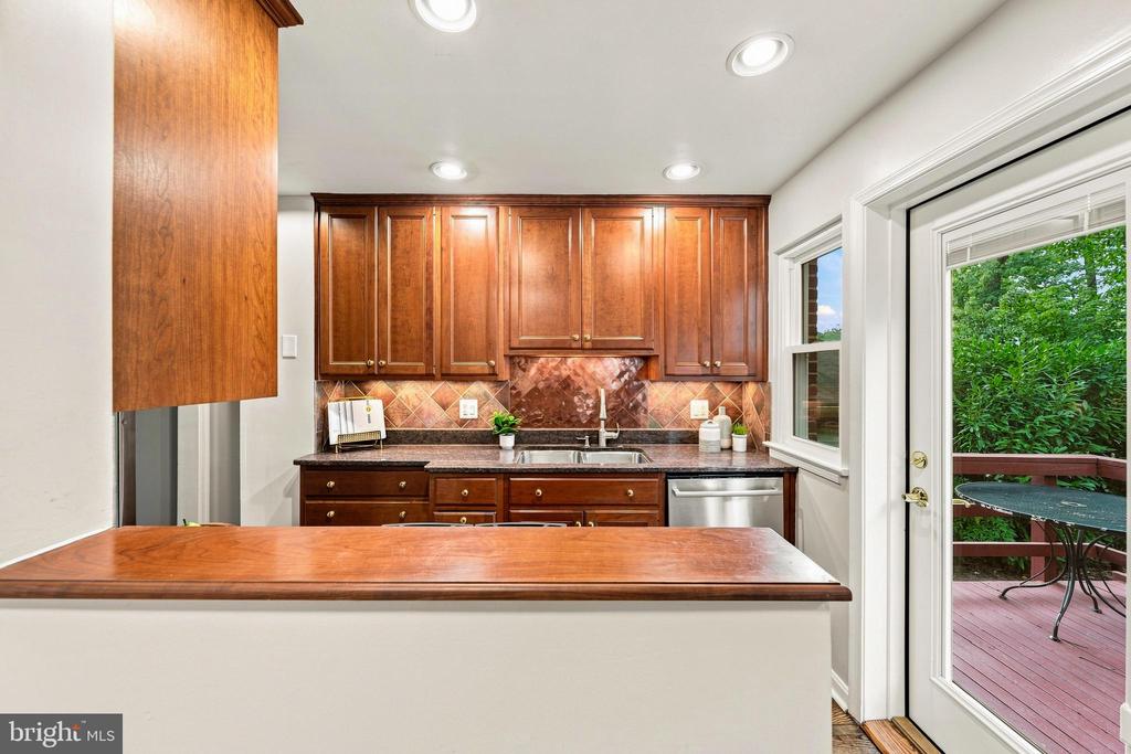 8 E MASONIC VIEW AVENUE