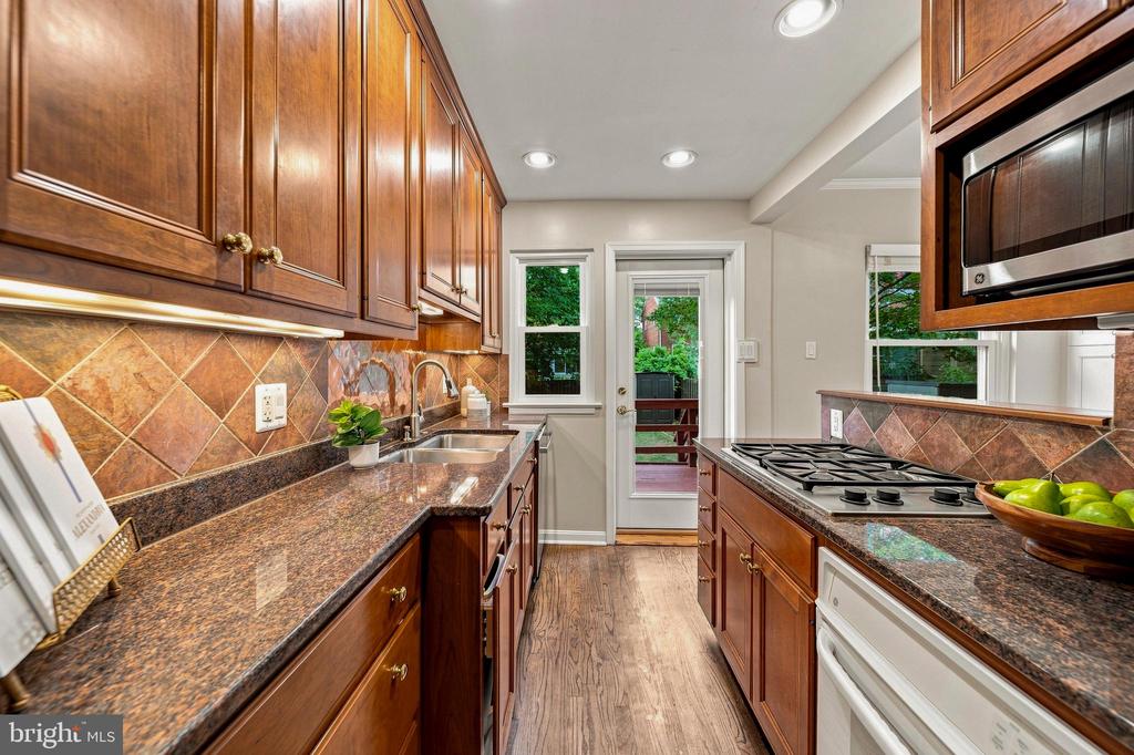 8 E MASONIC VIEW AVENUE